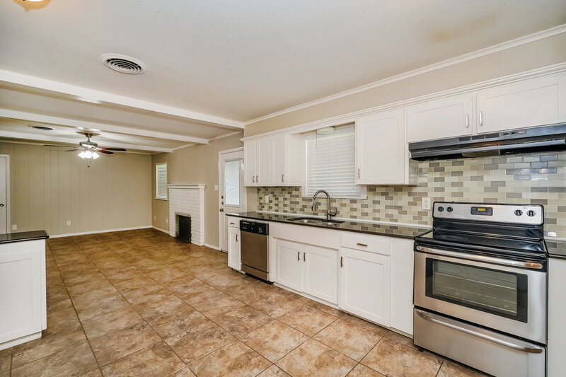 1,990/Mo, 1950 Shelman Trl Fort Worth, TX 76112 Kitchen View 2