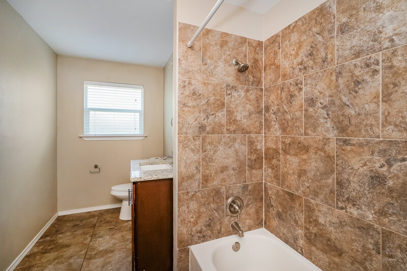 1,990/Mo, 1950 Shelman Trl Fort Worth, TX 76112 Bathroom View