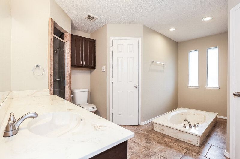 2,230/Mo, 3516 Wedgworth Rd S Fort Worth, TX 76133 Main Bathroom View