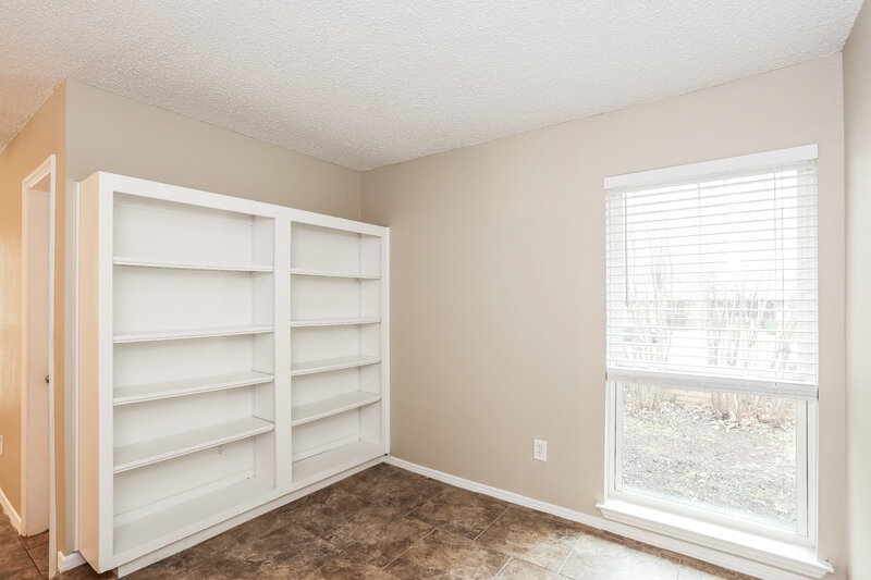 2,230/Mo, 3516 Wedgworth Rd S Fort Worth, TX 76133 Walk In Closet View