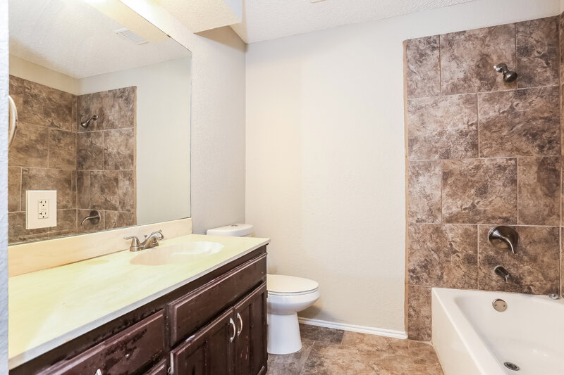 2,230/Mo, 3516 Wedgworth Rd S Fort Worth, TX 76133 Bathroom View