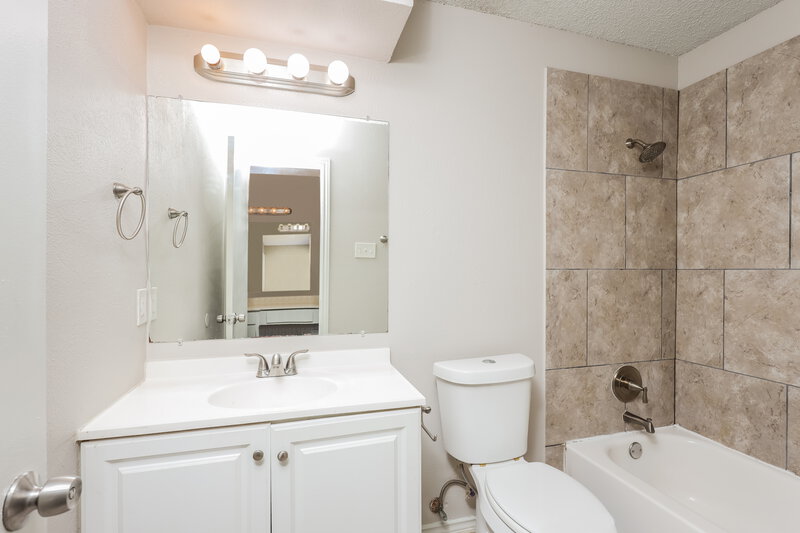 1,905/Mo, 6564 Westridge Dr Watauga, TX 76148 Main Bathroom View