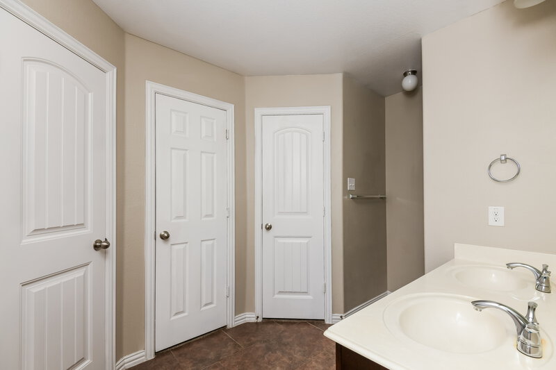 1,985/Mo, 2440 Echo Point Dr Fort Worth, TX 76123 Main Bathroom View