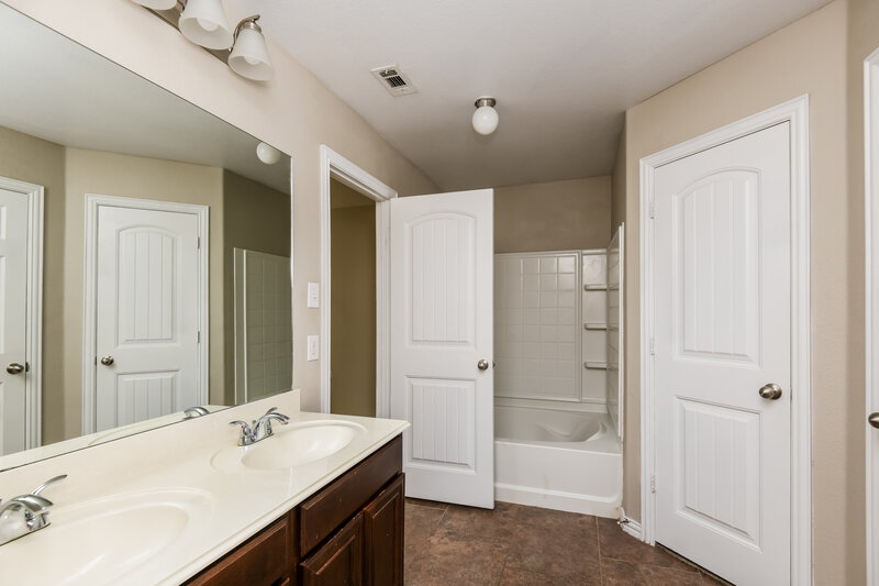 1,985/Mo, 2440 Echo Point Dr Fort Worth, TX 76123 Main Bathroom View 2