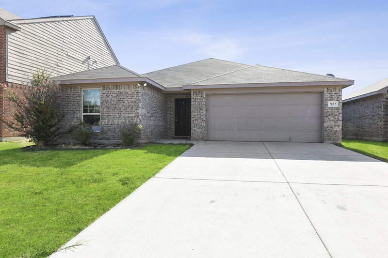 2,450/Mo, 7617 Hollow Forest Dr Fort Worth, TX 76123 External View