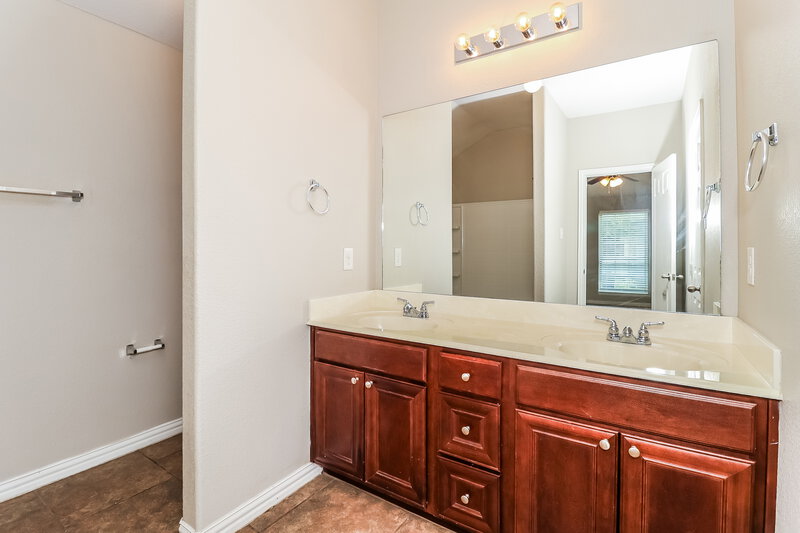 1,925/Mo, 7617 Hollow Forest Dr Fort Worth, TX 76123 Main Bathroom View
