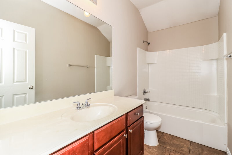 1,925/Mo, 7617 Hollow Forest Dr Fort Worth, TX 76123 Bathroom View