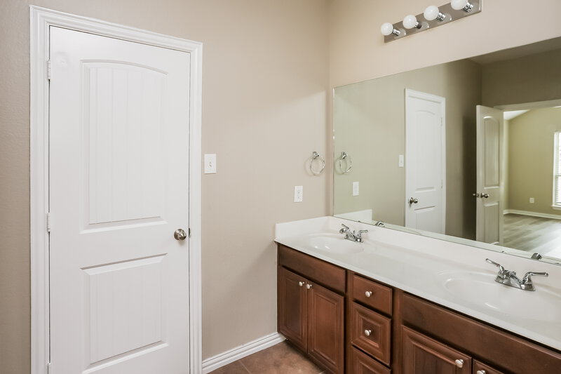 2,075/Mo, 7689 Hollow Point Dr Fort Worth, TX 76123 Main Bathroom View