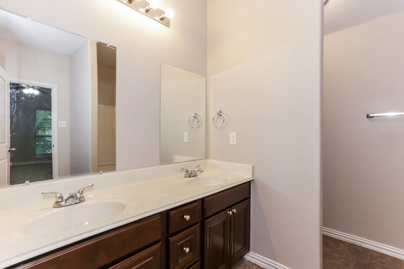 1,895/Mo, 7616 Rainbow Creek Dr Fort Worth, TX 76123 Main Bathroom View