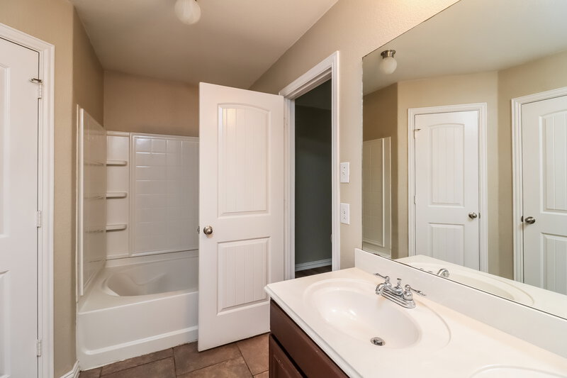 2,040/Mo, 7661 Rainbow Creek Dr Fort Worth, TX 76123 Main Bathroom View