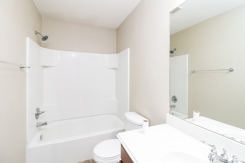 2,040/Mo, 7661 Rainbow Creek Dr Fort Worth, TX 76123 Main Bathroom View 2