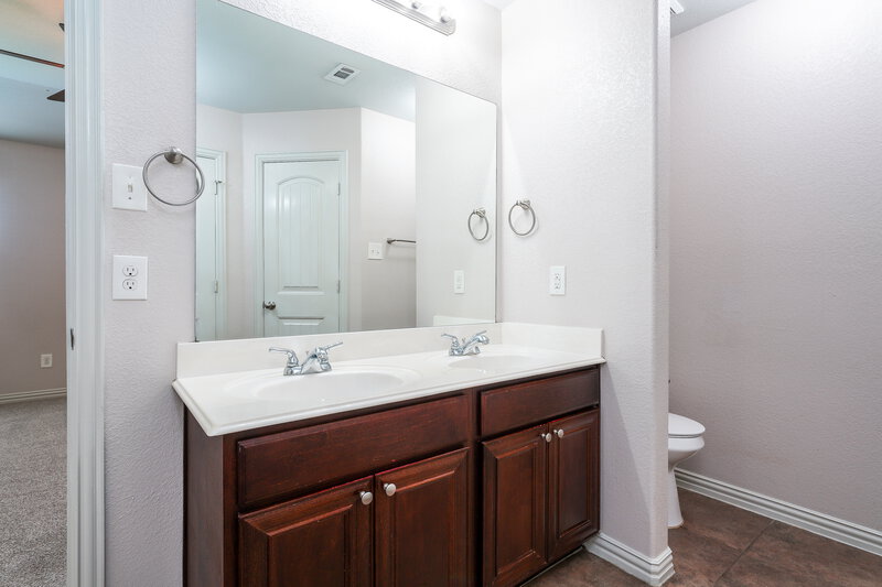 1,890/Mo, 2416 Hawkwood Ct Fort Worth, TX 76123 Main Bathroom View 2