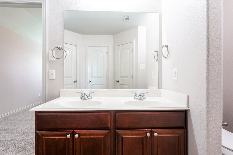 1,890/Mo, 2416 Hawkwood Ct Fort Worth, TX 76123 Main Bathroom View 3