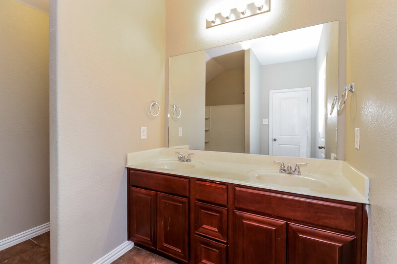 1,875/Mo, 7608 Hollow Forest Dr Fort Worth, TX 76123 Main Bathroom View