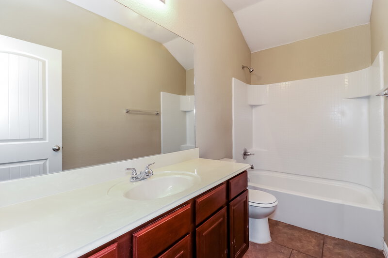 1,875/Mo, 7608 Hollow Forest Dr Fort Worth, TX 76123 Bathroom View