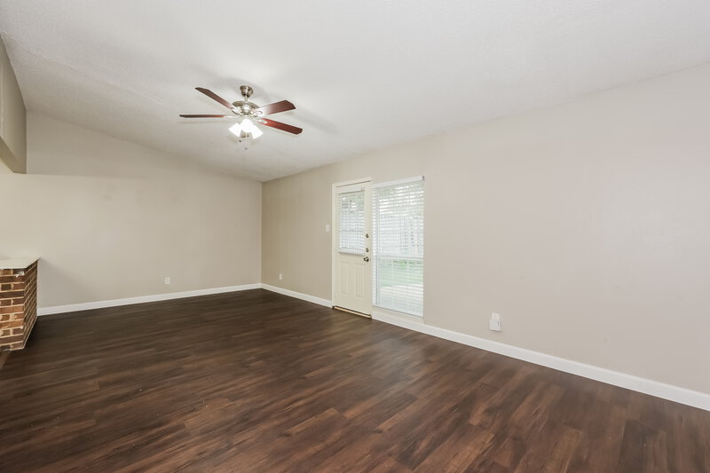 1,850/Mo, 629 Dawn Dr Garland, TX 75040 Living Room View 3