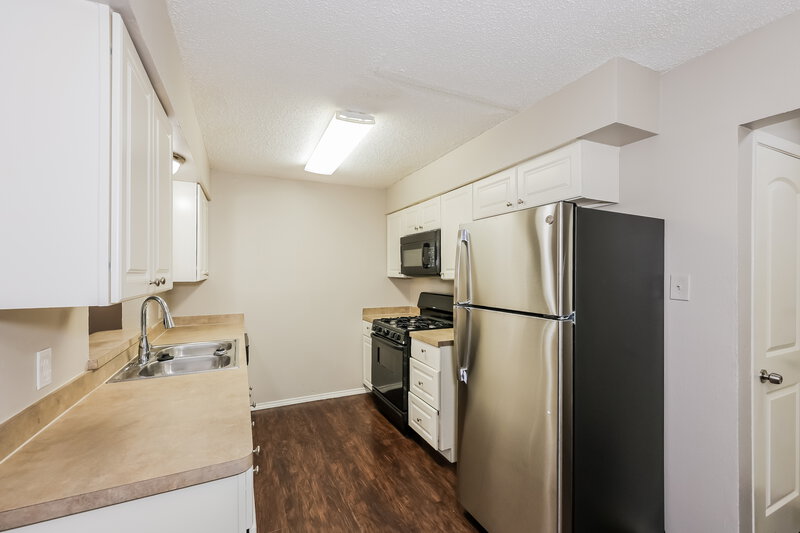 1,850/Mo, 629 Dawn Dr Garland, TX 75040 Kitchen View 2