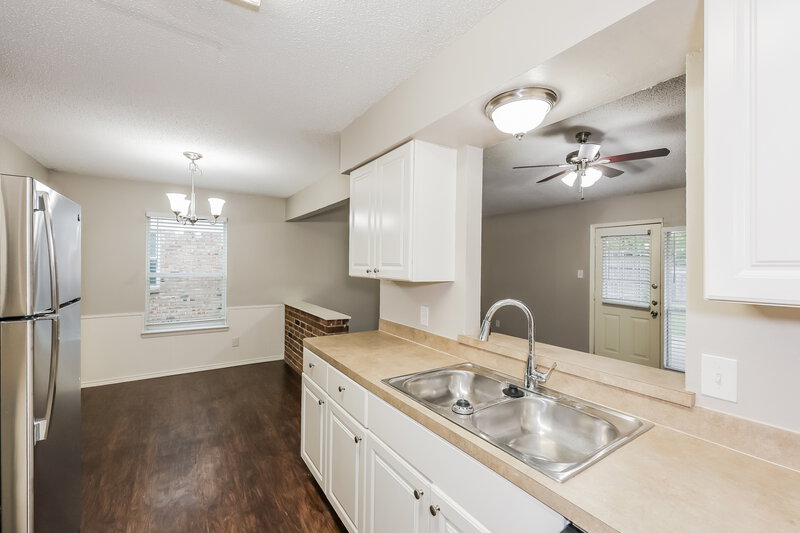 1,850/Mo, 629 Dawn Dr Garland, TX 75040 Kitchen View 3