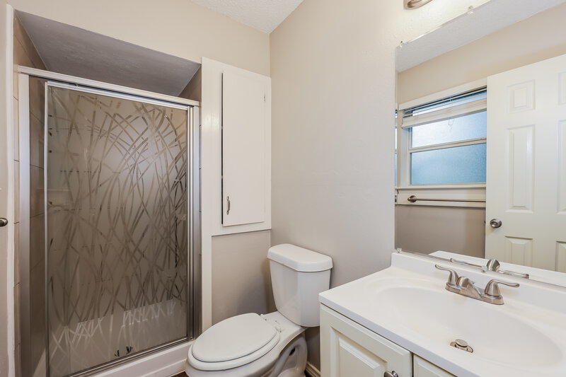 1,850/Mo, 629 Dawn Dr Garland, TX 75040 Main Bathroom View