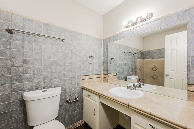 1,850/Mo, 629 Dawn Dr Garland, TX 75040 Bathroom View