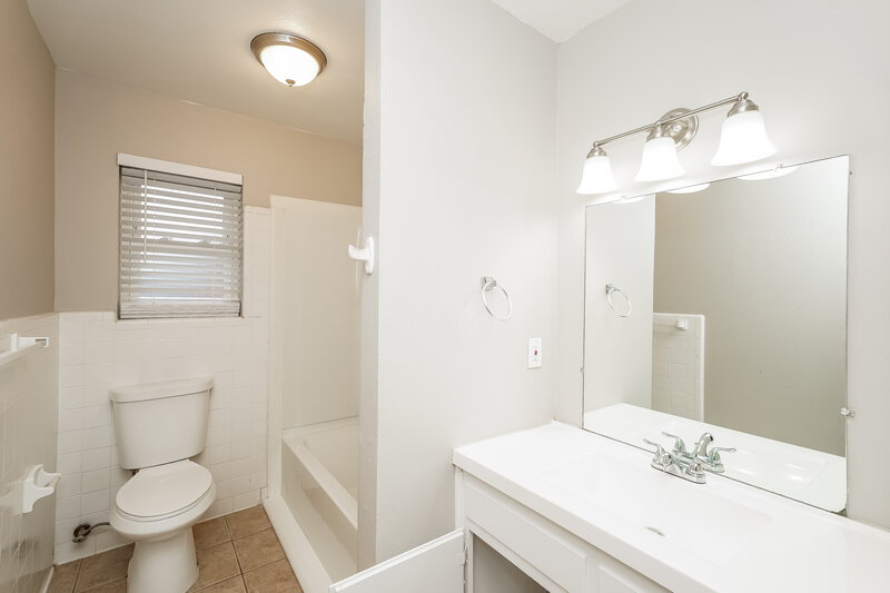 1,740/Mo, 6420 Valley Ridge Dr Fort Worth, TX 76140 Main Bathroom View