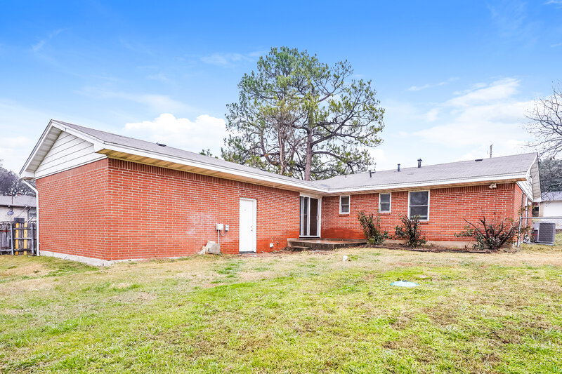 1,740/Mo, 6420 Valley Ridge Dr Fort Worth, TX 76140 Rear View