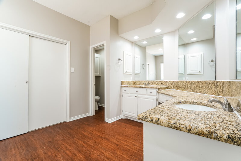 3,175/Mo, 912 Becker Dr Euless, TX 76039 Main Bathroom View