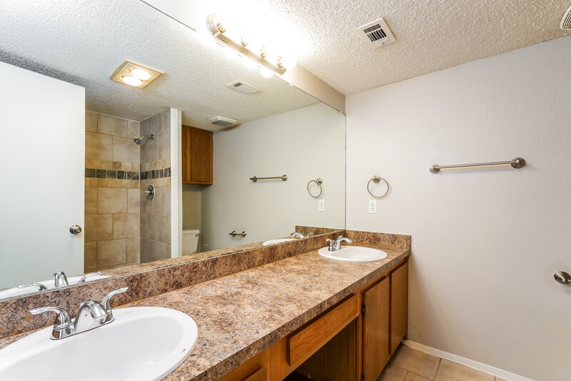 1,885/Mo, 4619 Timber Run Drive Arlington, TX 76001 Main Bathroom View