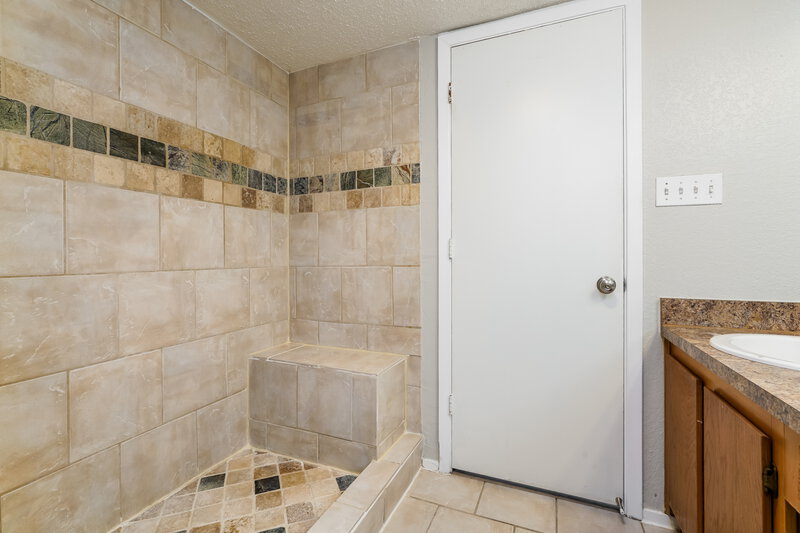 1,885/Mo, 4619 Timber Run Drive Arlington, TX 76001 Main Bathroom View 2