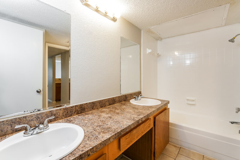 1,885/Mo, 4619 Timber Run Drive Arlington, TX 76001 Bathroom View
