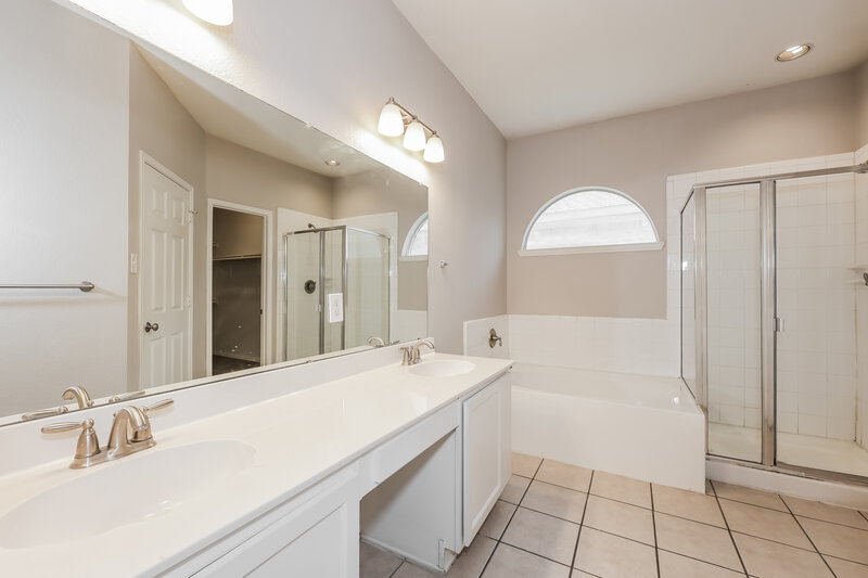 2,295/Mo, 2808 Earle Dr Grand Prairie, TX 75052 Main Bathroom View