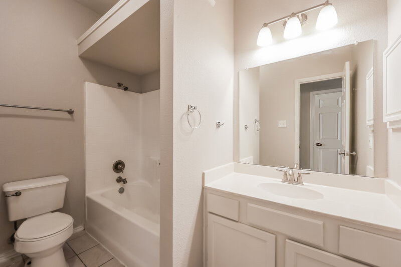2,295/Mo, 2808 Earle Dr Grand Prairie, TX 75052 Bathroom View