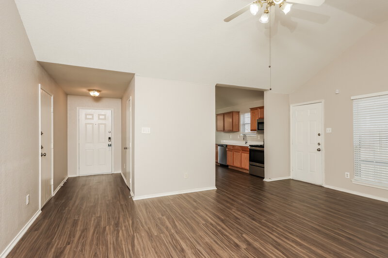 2,140/Mo, 1011 Caliente Dr Grand Prairie, TX 75052 Living Room View