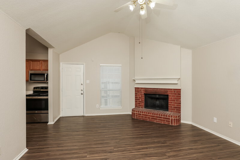 2,140/Mo, 1011 Caliente Dr Grand Prairie, TX 75052 Living Room View 2