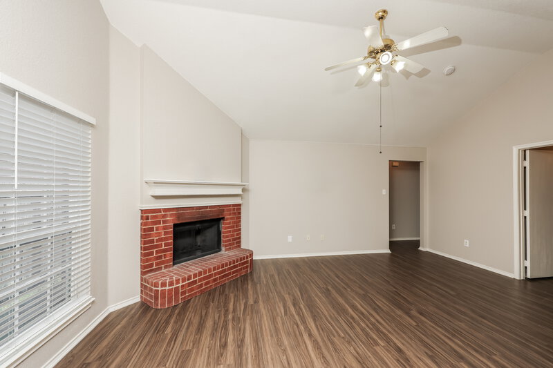 2,140/Mo, 1011 Caliente Dr Grand Prairie, TX 75052 Living Room View 3
