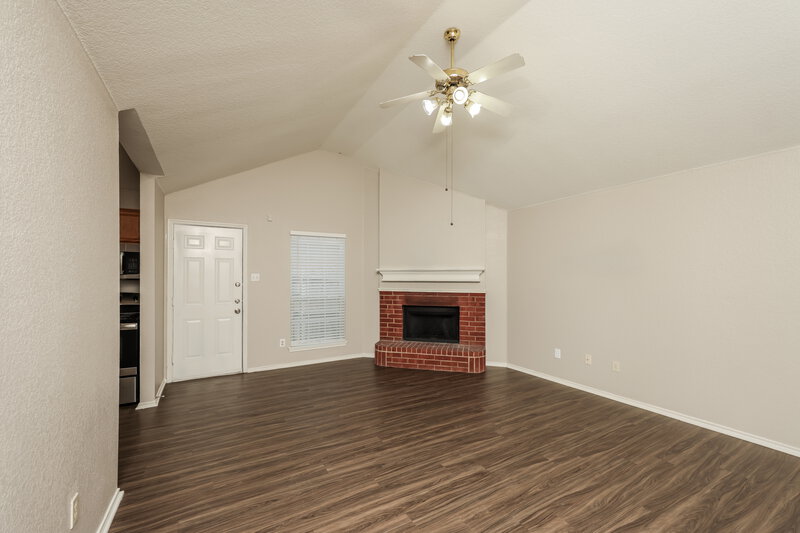 2,140/Mo, 1011 Caliente Dr Grand Prairie, TX 75052 Living Room View 4