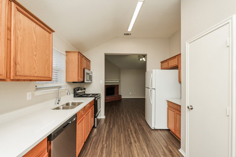 2,140/Mo, 1011 Caliente Dr Grand Prairie, TX 75052 Kitchen View 2