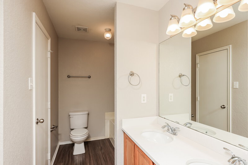 2,140/Mo, 1011 Caliente Dr Grand Prairie, TX 75052 Main Bathroom View