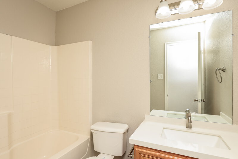 2,140/Mo, 1011 Caliente Dr Grand Prairie, TX 75052 Bathroom View