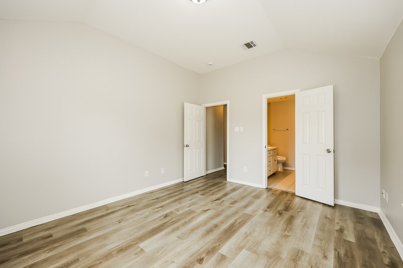 2,015/Mo, 5117 Foard St Fort Worth, TX 76119 Main Bedroom View 2