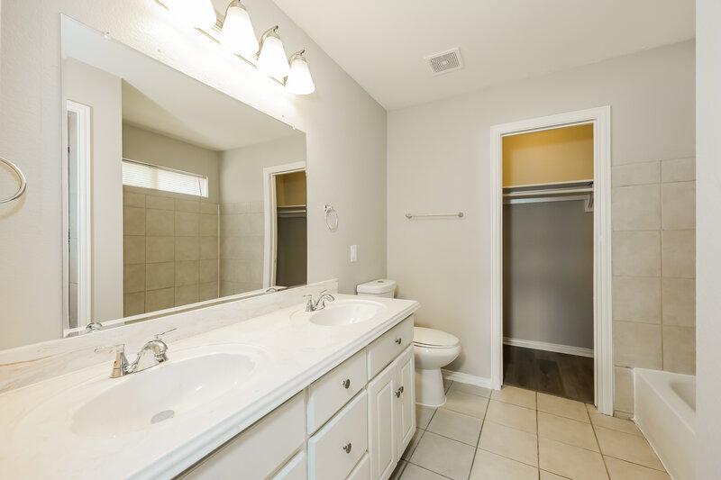 2,015/Mo, 5117 Foard St Fort Worth, TX 76119 Main Bathroom View