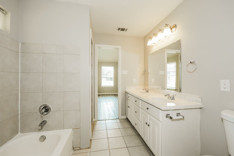 2,015/Mo, 5117 Foard St Fort Worth, TX 76119 Main Bathroom View 2
