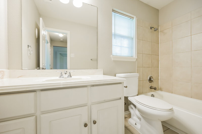 2,015/Mo, 5117 Foard St Fort Worth, TX 76119 Bathroom View