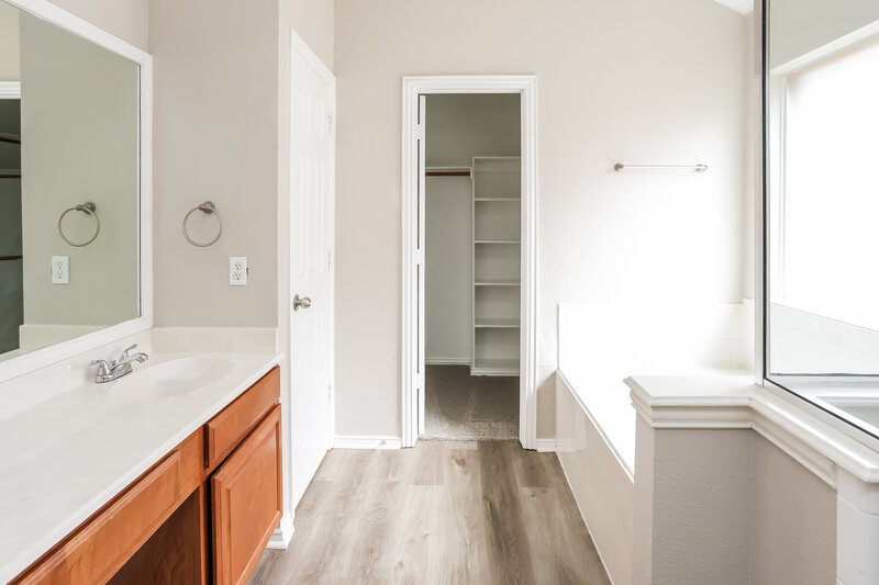 2,650/Mo, 2521 Greenhaven Dr Burleson, TX 76028 Main Bathroom View 2