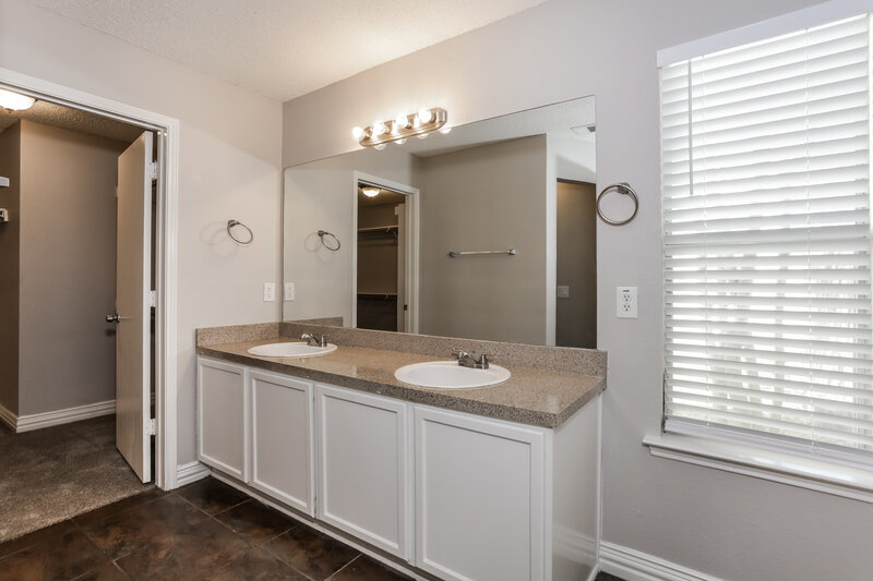 2,260/Mo, 4812 Derby Ln Dallas, TX 75227 Main Bathroom View