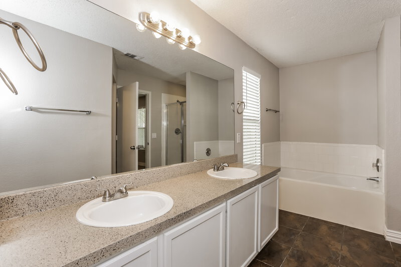 2,260/Mo, 4812 Derby Ln Dallas, TX 75227 Main Bathroom View 2