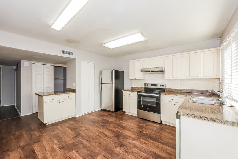 1,870/Mo, 3214 Greentree Grand Prairie, TX 75052 Kitchen View 2