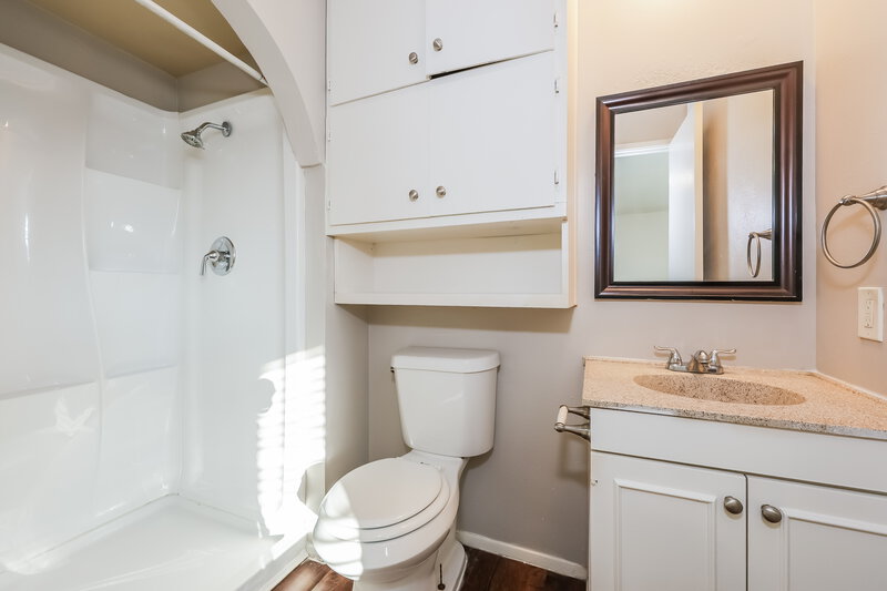 1,870/Mo, 3214 Greentree Grand Prairie, TX 75052 Main Bathroom View