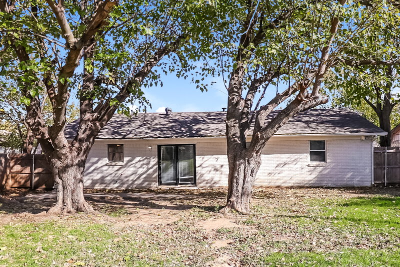 1,725/Mo, 516 Elizabeth Ln Mansfield, TX 76063 Rear View