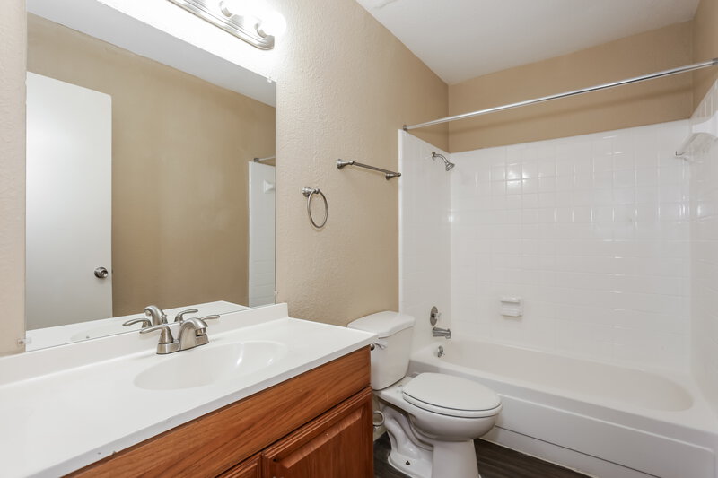 2,080/Mo, 347 Linkview Duncanville, TX 75137 Main Bathroom View